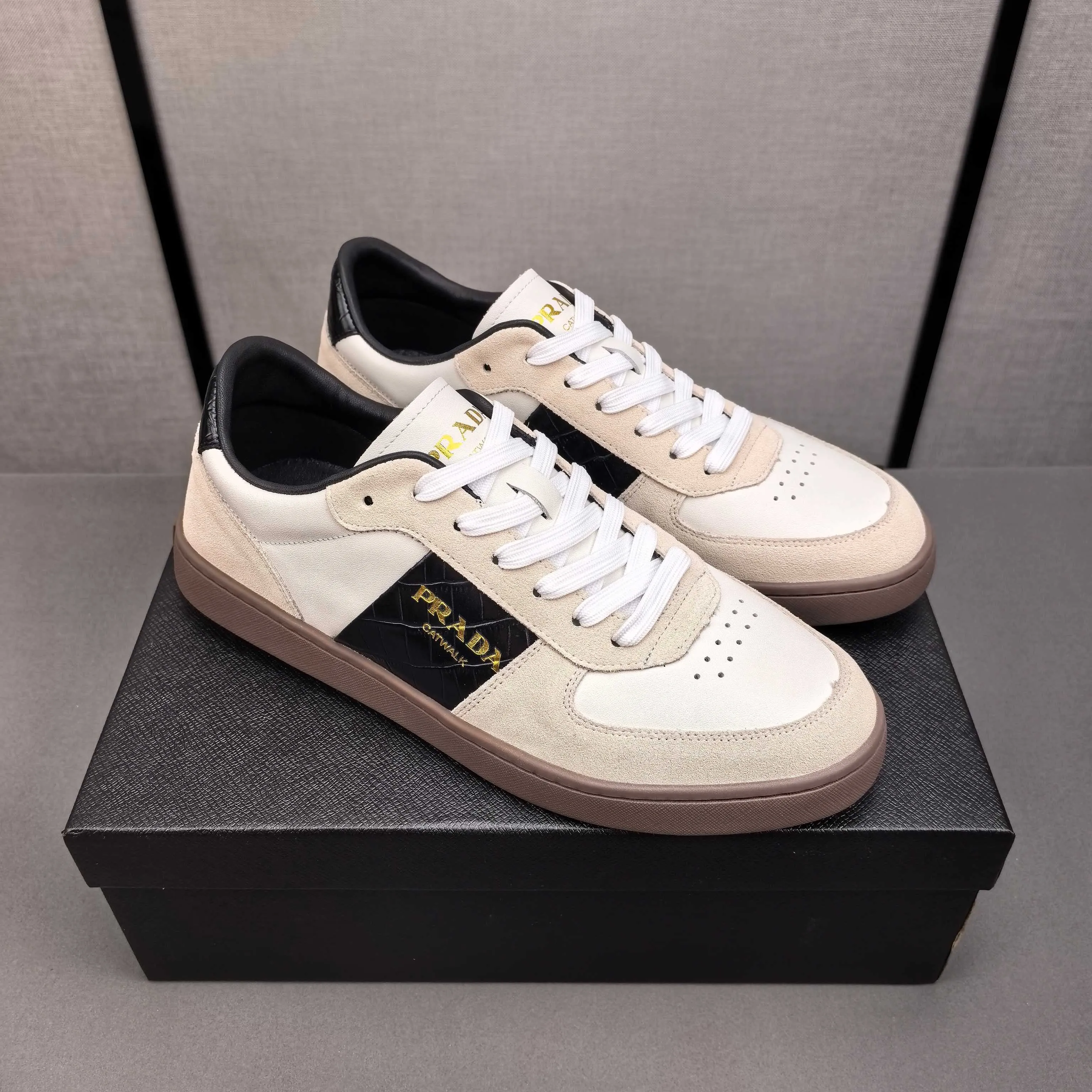 PP420❣️❣️❣️Prada set off the audience! Prada, an international brand that is constantly innovating, this men's casual shoe, the original version, made of cowhide leather at a ratio of one to one at the store, with leather feet and rubber non-slip outsole, breathable and comfortable, quality speaks for itself👄38-44